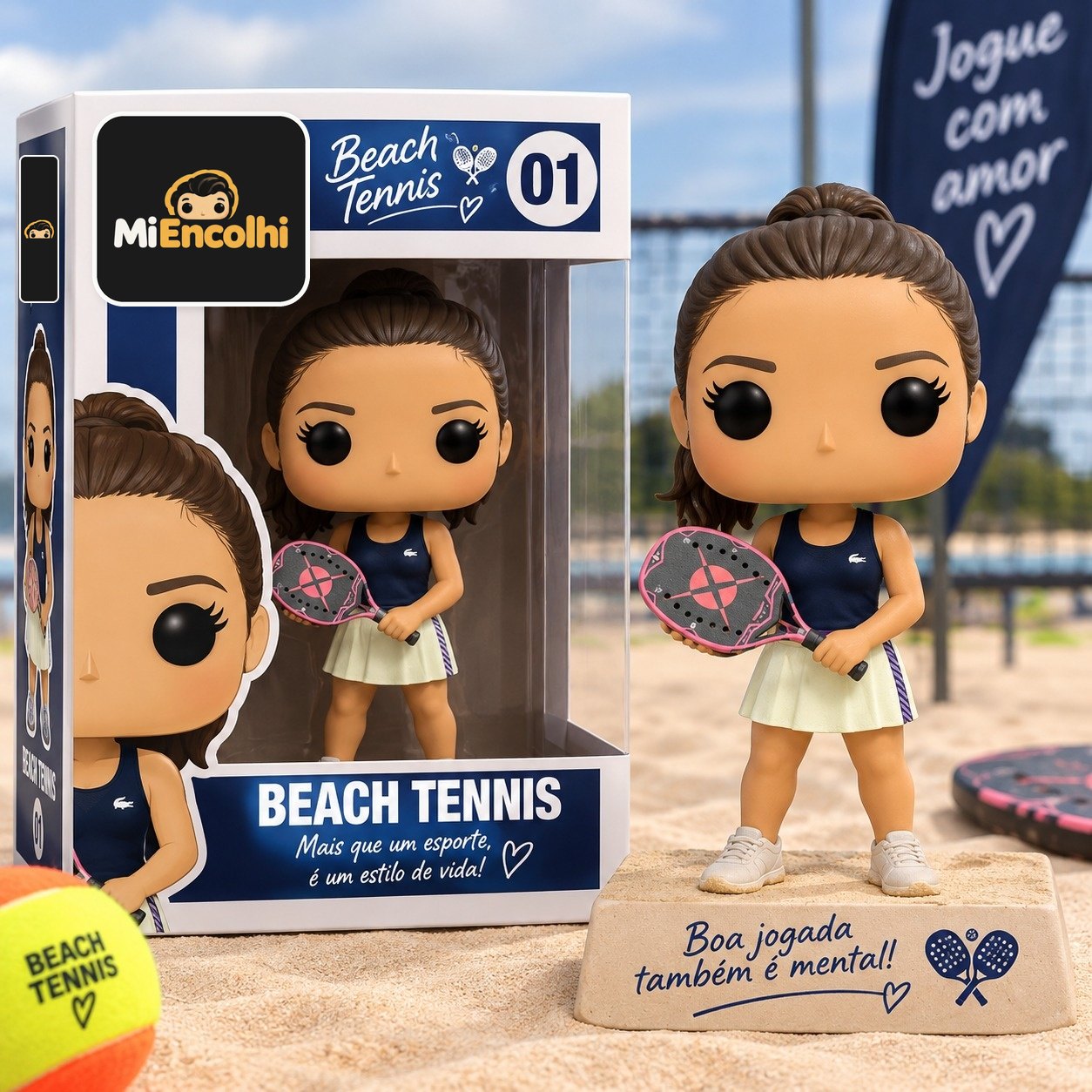 Boneca de jogadora de beach tennis com raquete rosa, regata azul-marinho e saia branca, ao lado da caixa azul Beach Tennis, sobre uma base de areia com a frase Boa jogada também é mental