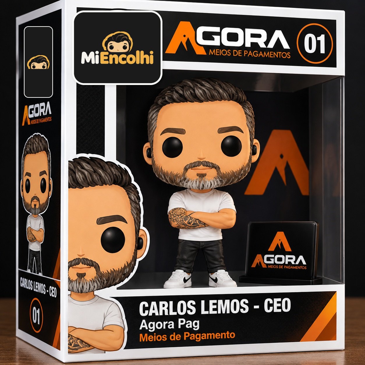 Boneco de Carlos Lemos, CEO da Agora Pag, de camiseta branca, braços cruzados e tatuagem no antebraço, dentro da caixa preta e laranja com nome e cargo