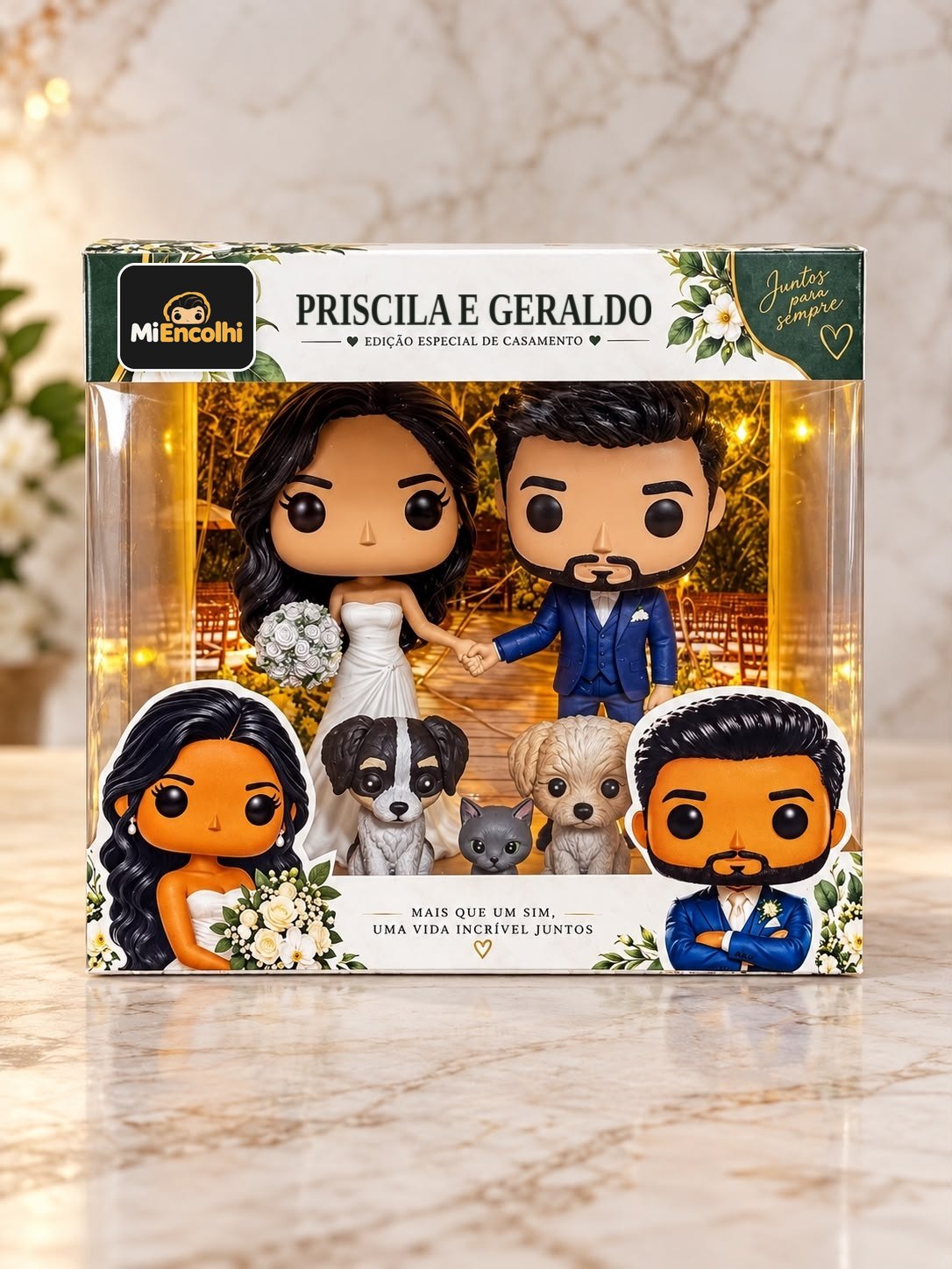 Caixa de casamento com os bonecos dos noivos Priscila e Geraldo de mãos dadas, ela de vestido branco com buquê e ele de terno azul, com dois cachorros e um gato