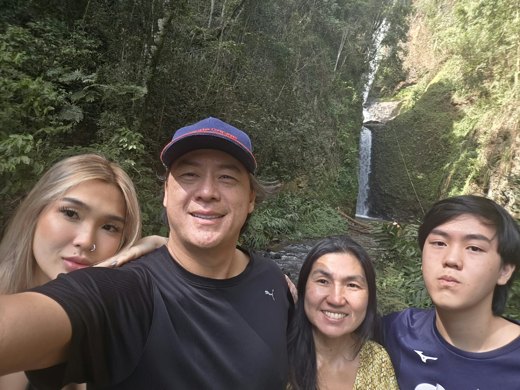 Foto original da família enviada pelo cliente, usada como base para os bonecos