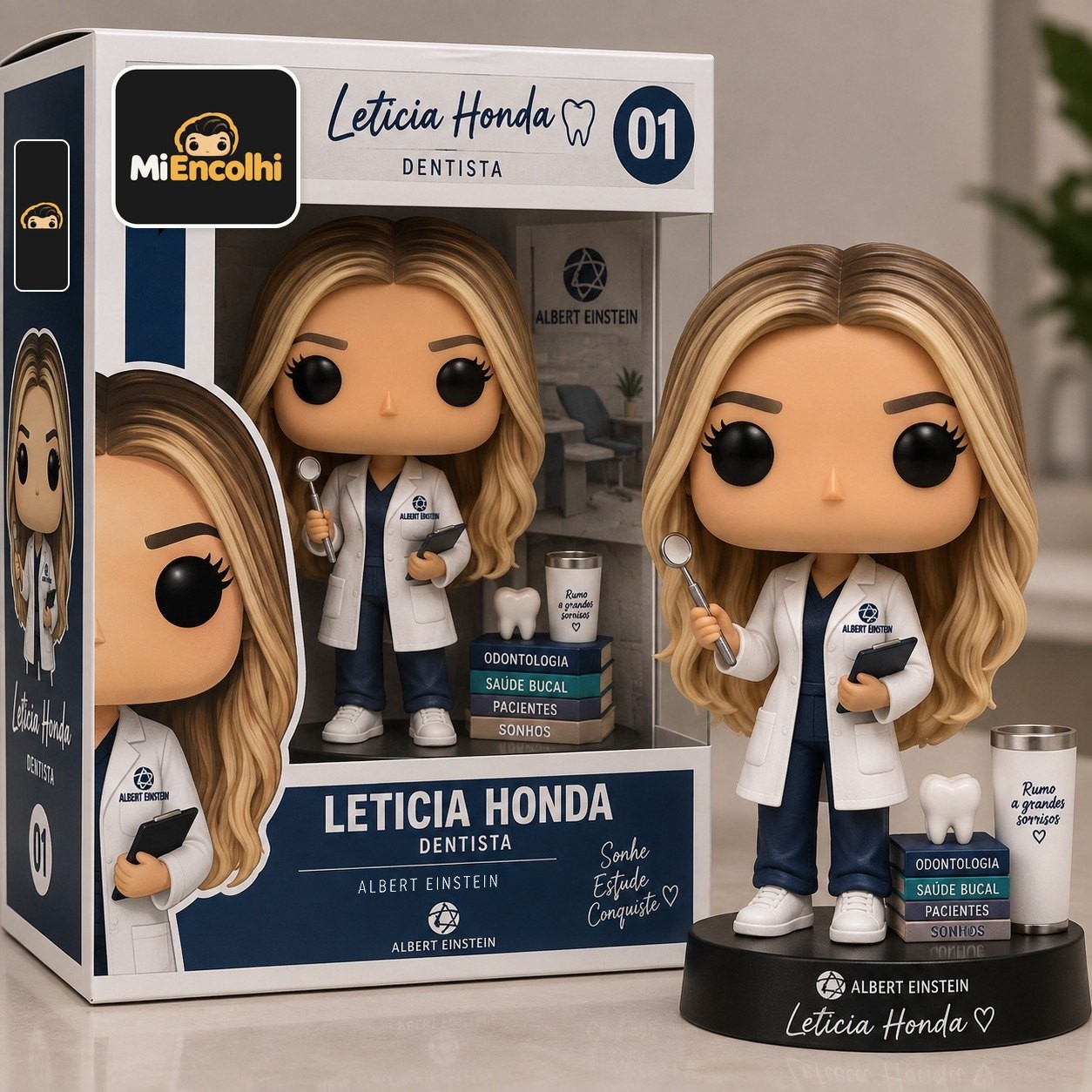 Boneco da dentista Leticia Honda ao lado da caixa, com base personalizada com o nome dela e acessórios de odontologia: dente, livros e copo