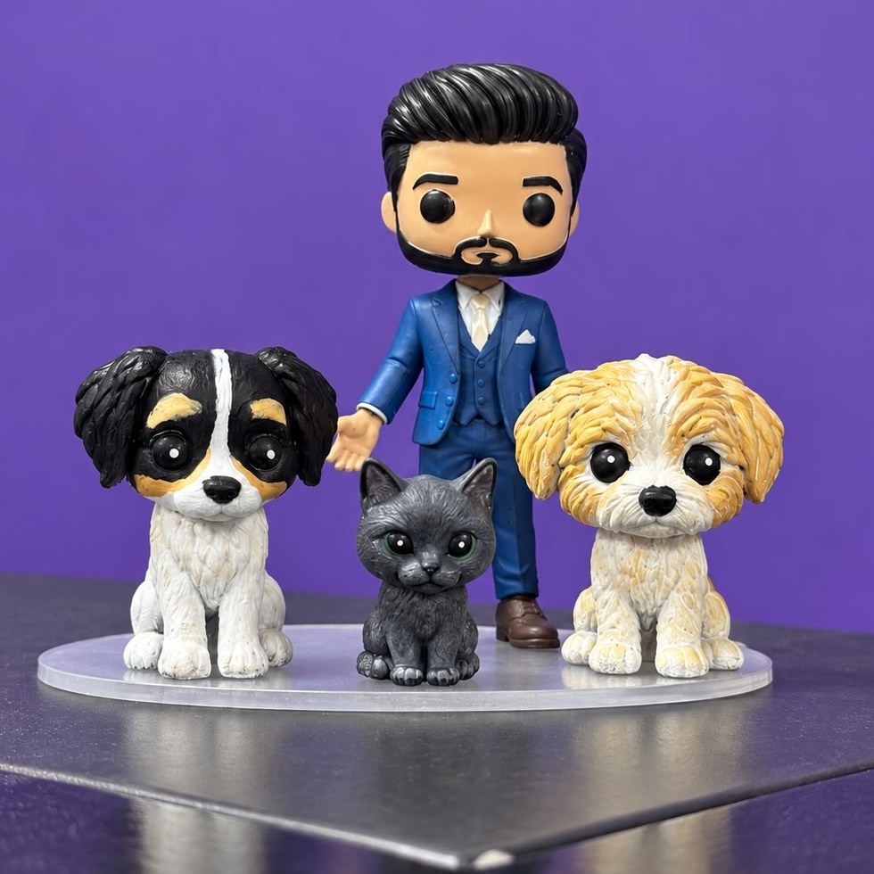 Boneco de homem de terno azul em uma base transparente com dois cachorros e um gato, também em versão boneco
