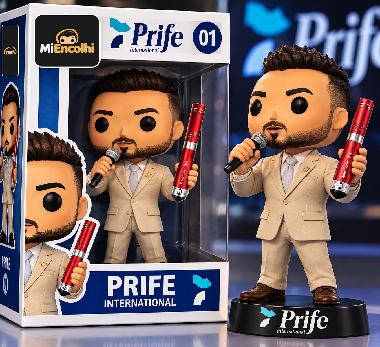 Boneco de terno bege com microfone e aparelho vermelho ao lado da caixa da Prife International, em cenário de palco