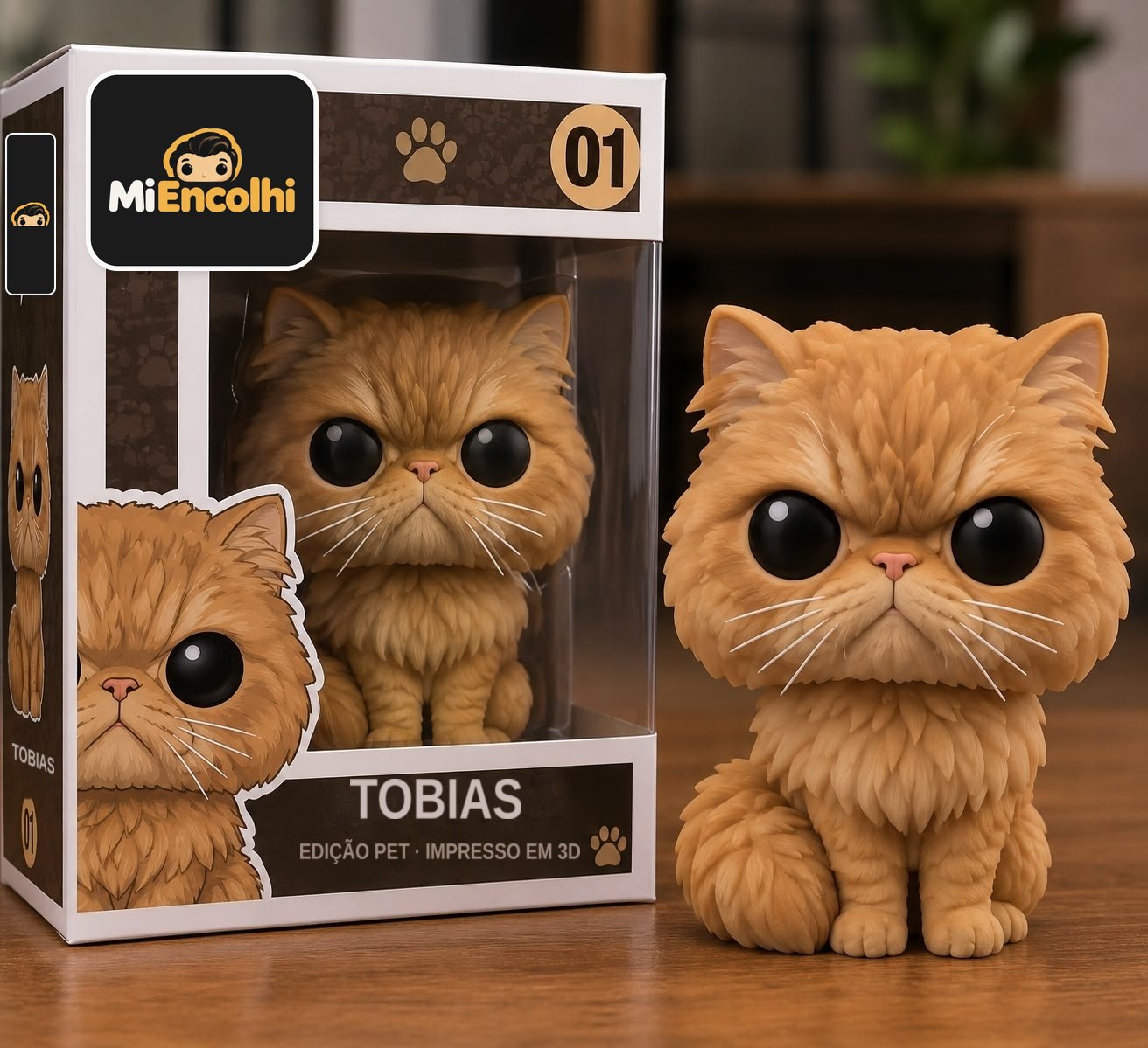 Boneco do gato persa laranja Tobias ao lado da caixa marrom com o nome dele