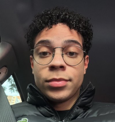 Foto original do Vitor Hugo enviada pelo cliente, usada como base para o boneco